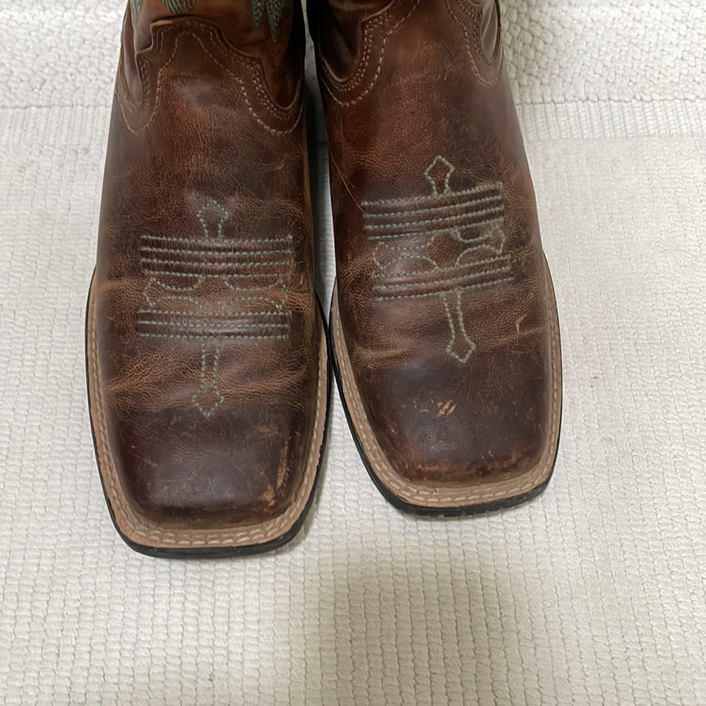 Size5 1/2 womensAriat boots. - Picture 2 of 4
